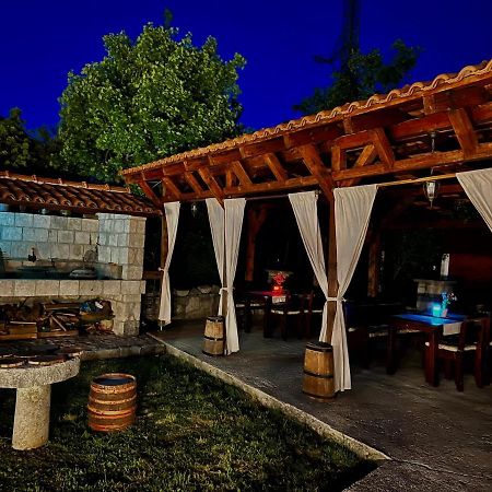 Vikendica,Bungalovi Lipska Pecina Cetinje Ngoại thất bức ảnh