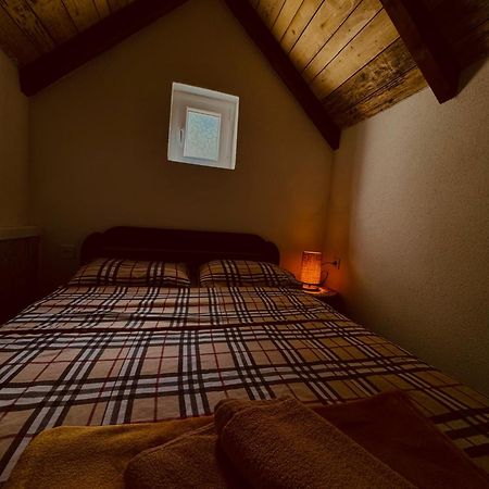 Vikendica,Bungalovi Lipska Pecina Cetinje Ngoại thất bức ảnh