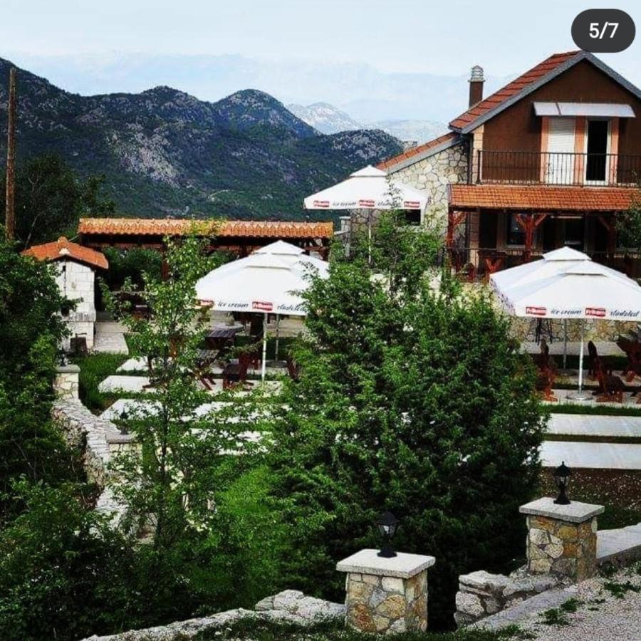 Vikendica,Bungalovi Lipska Pecina Cetinje Ngoại thất bức ảnh