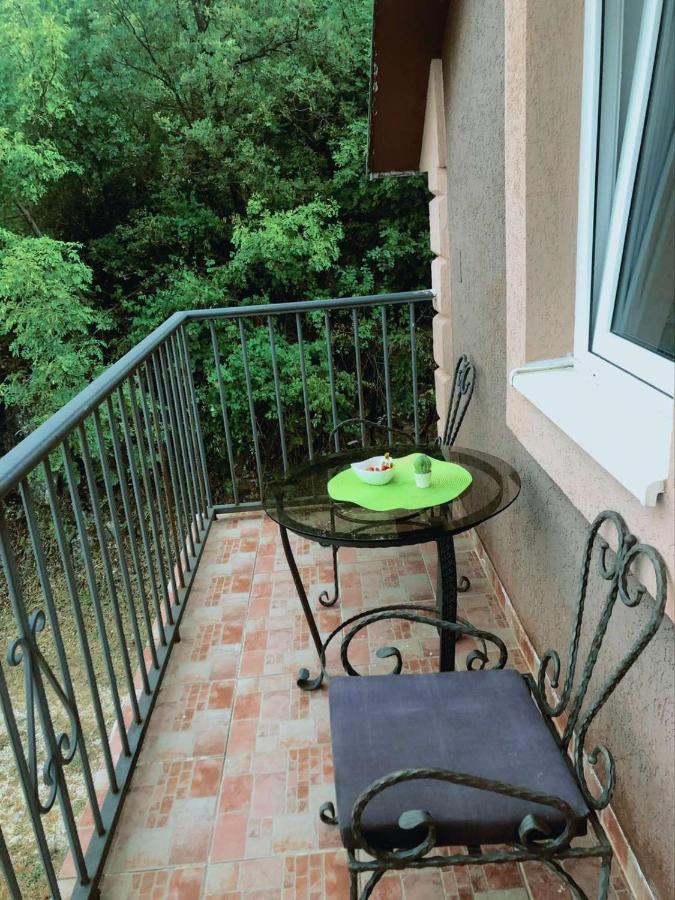 Vikendica,Bungalovi Lipska Pecina Cetinje Ngoại thất bức ảnh