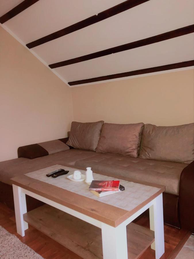 Vikendica,Bungalovi Lipska Pecina Cetinje Ngoại thất bức ảnh