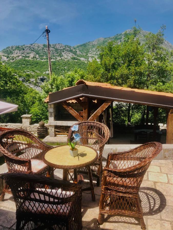 Vikendica,Bungalovi Lipska Pecina Cetinje Ngoại thất bức ảnh