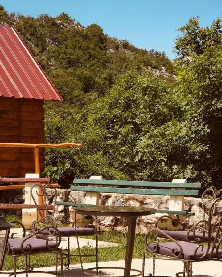 Vikendica,Bungalovi Lipska Pecina Cetinje Ngoại thất bức ảnh
