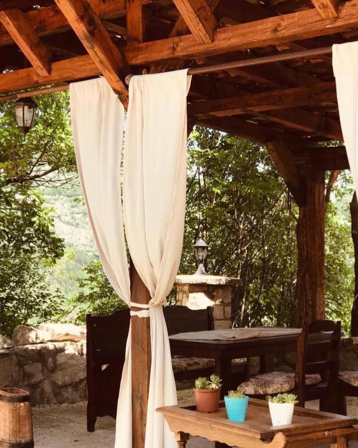 Vikendica,Bungalovi Lipska Pecina Cetinje Ngoại thất bức ảnh