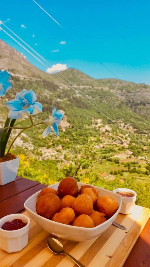 Vikendica,Bungalovi Lipska Pecina Cetinje Ngoại thất bức ảnh