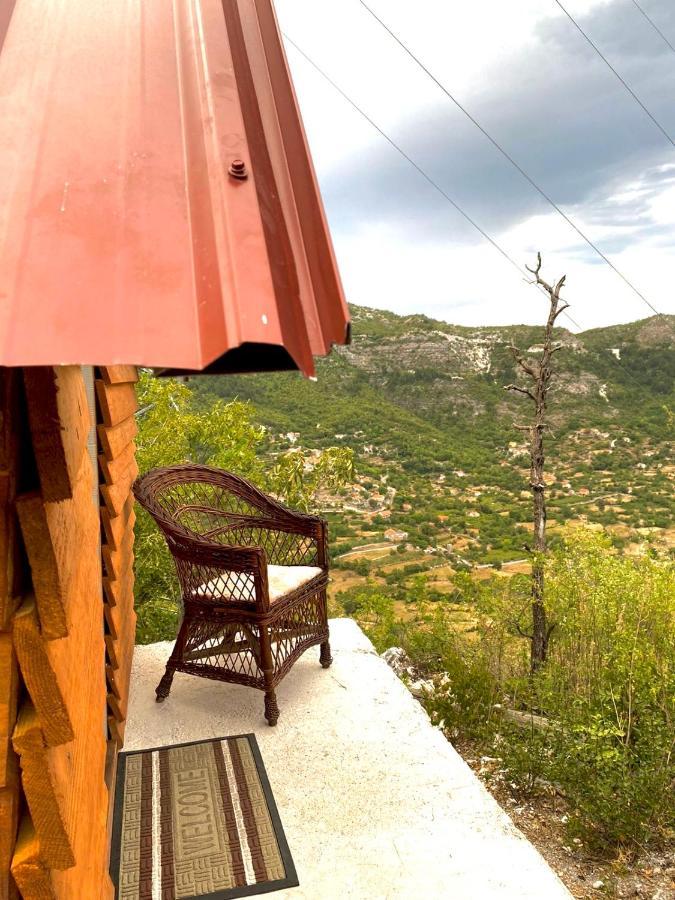 Vikendica,Bungalovi Lipska Pecina Cetinje Ngoại thất bức ảnh