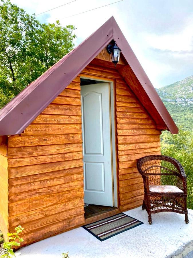 Vikendica,Bungalovi Lipska Pecina Cetinje Ngoại thất bức ảnh