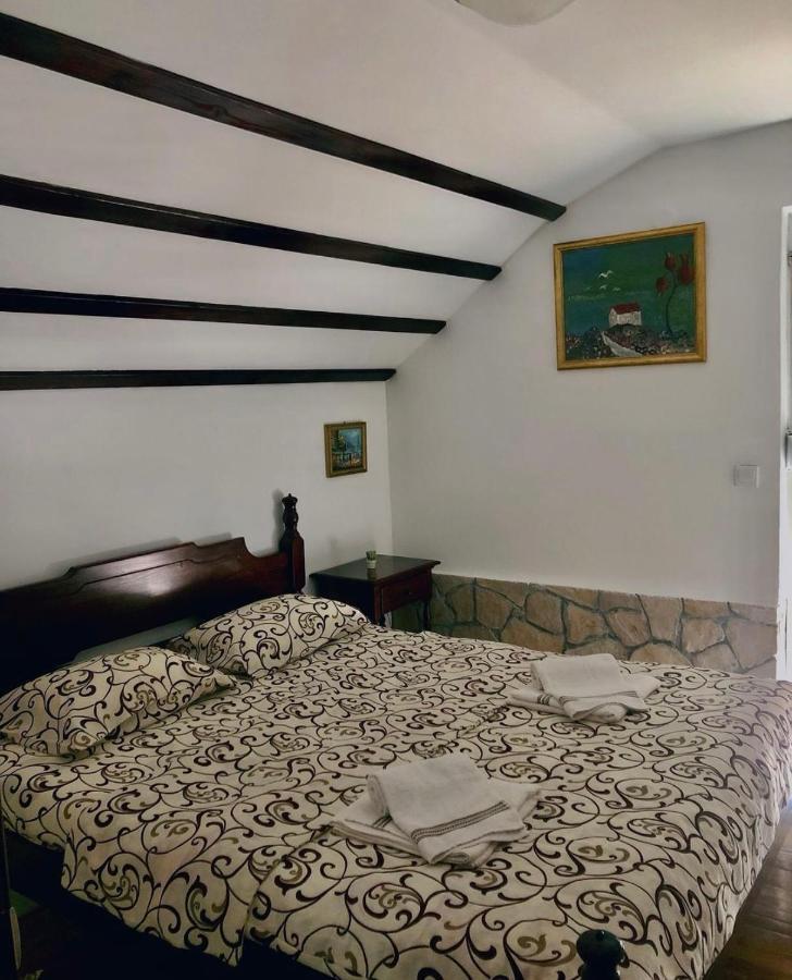 Vikendica,Bungalovi Lipska Pecina Cetinje Ngoại thất bức ảnh