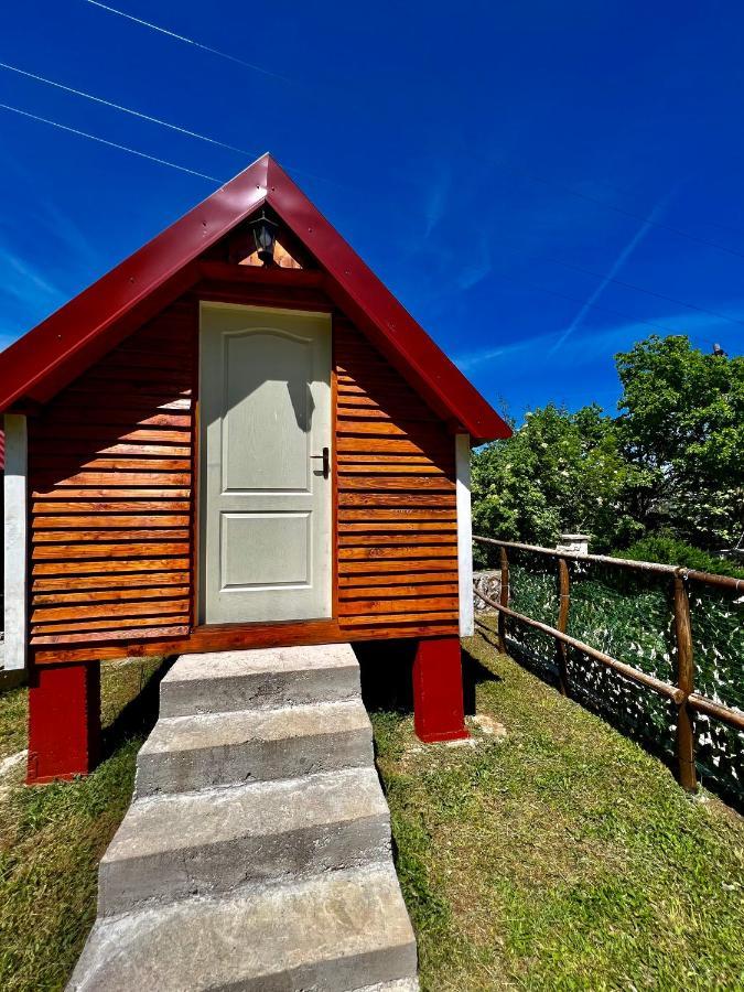 Vikendica,Bungalovi Lipska Pecina Cetinje Ngoại thất bức ảnh