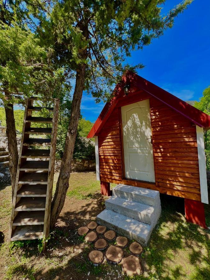 Vikendica,Bungalovi Lipska Pecina Cetinje Ngoại thất bức ảnh