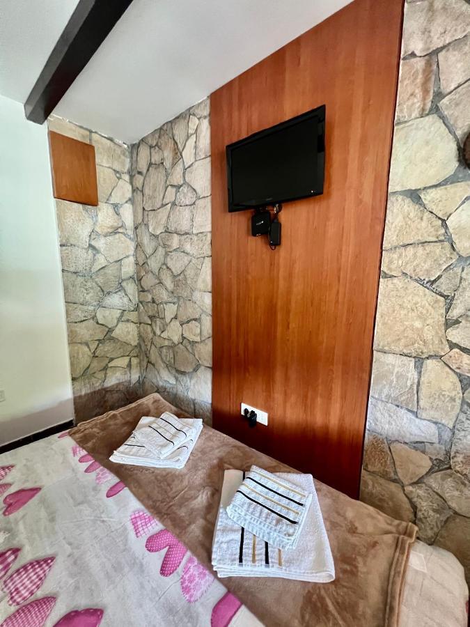 Vikendica,Bungalovi Lipska Pecina Cetinje Ngoại thất bức ảnh