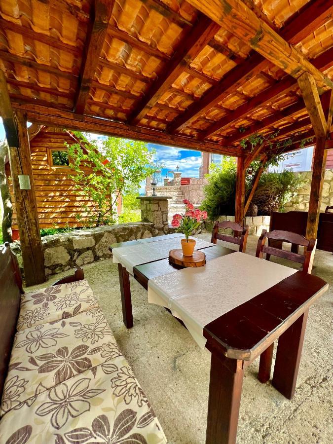 Vikendica,Bungalovi Lipska Pecina Cetinje Ngoại thất bức ảnh