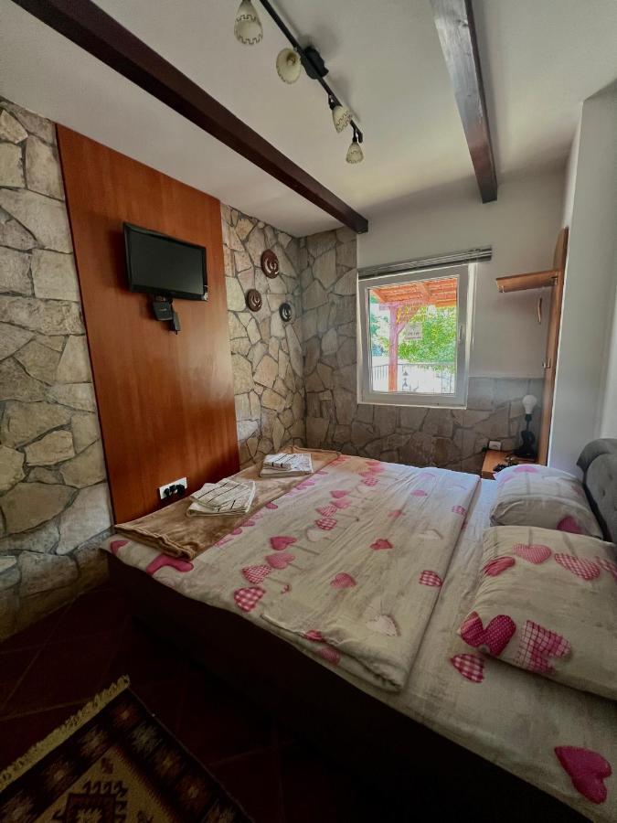 Vikendica,Bungalovi Lipska Pecina Cetinje Ngoại thất bức ảnh