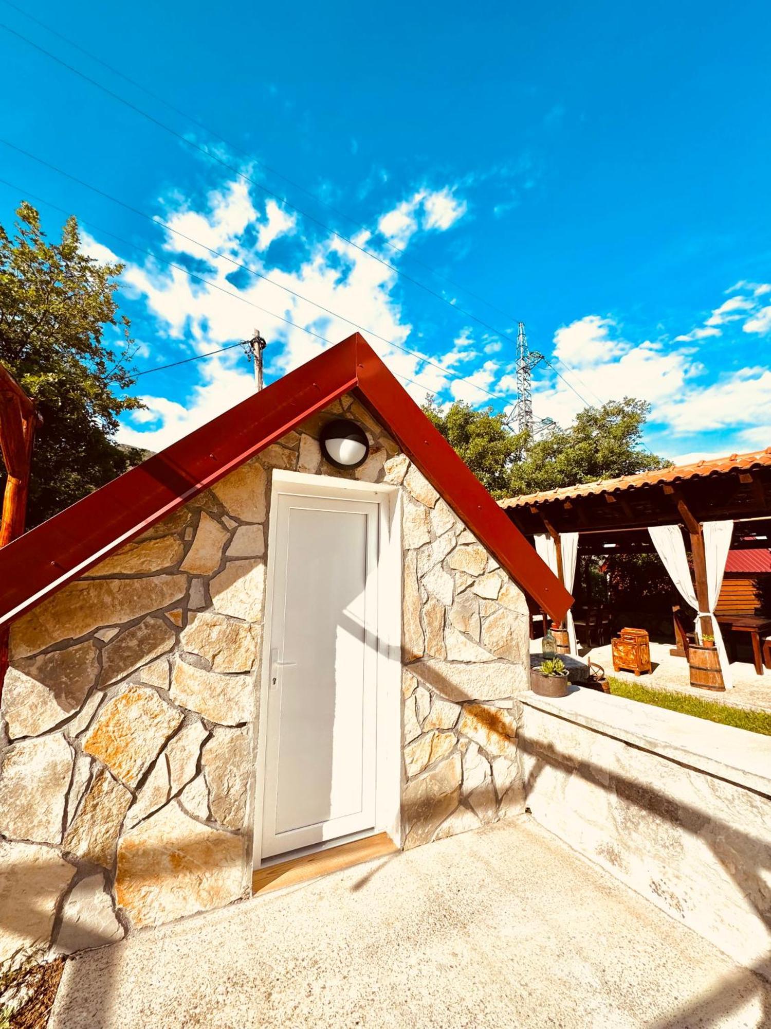 Vikendica,Bungalovi Lipska Pecina Cetinje Ngoại thất bức ảnh