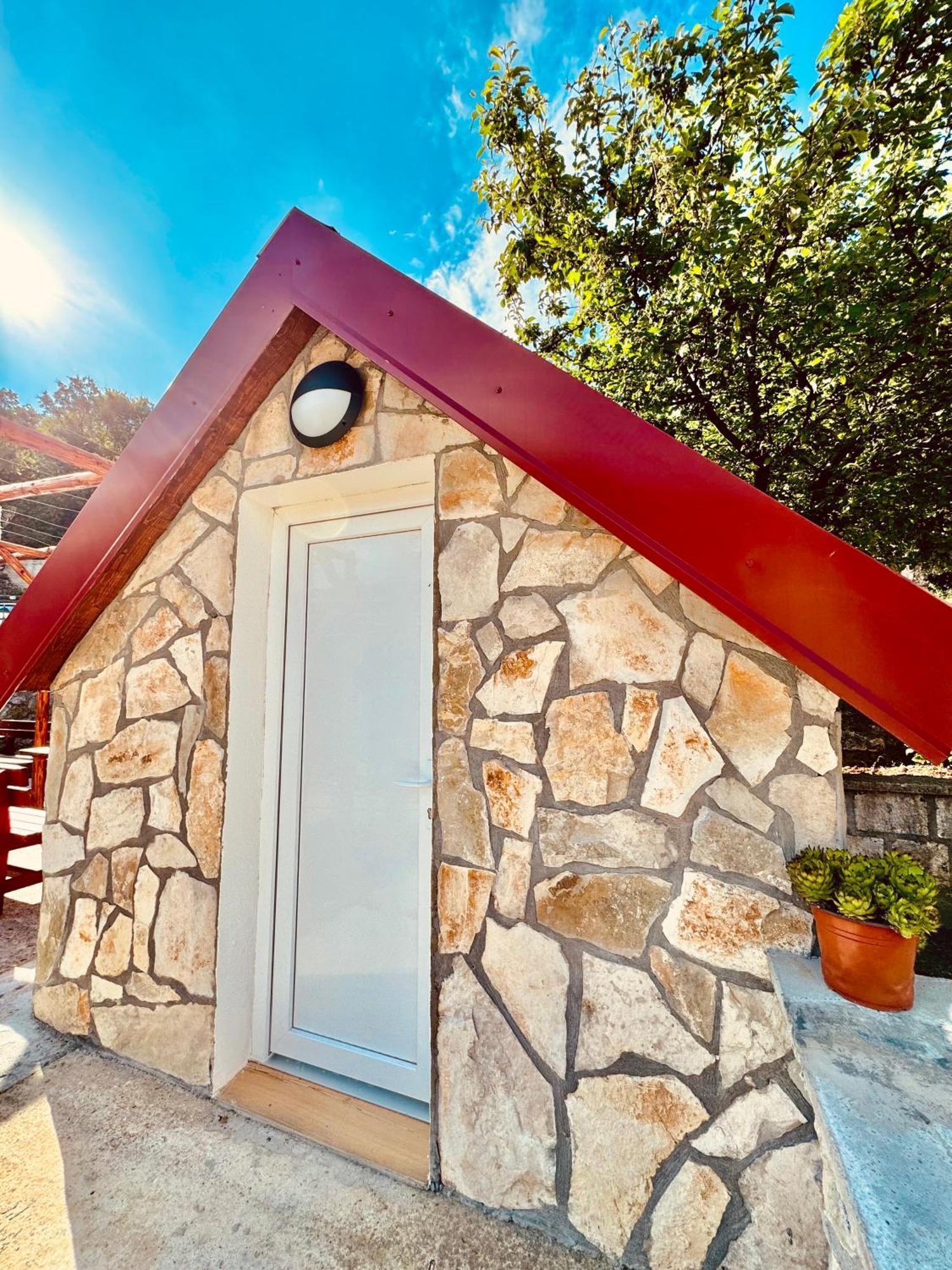 Vikendica,Bungalovi Lipska Pecina Cetinje Ngoại thất bức ảnh