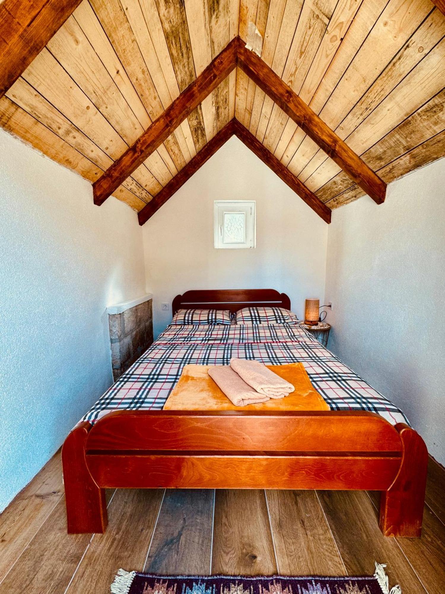 Vikendica,Bungalovi Lipska Pecina Cetinje Ngoại thất bức ảnh