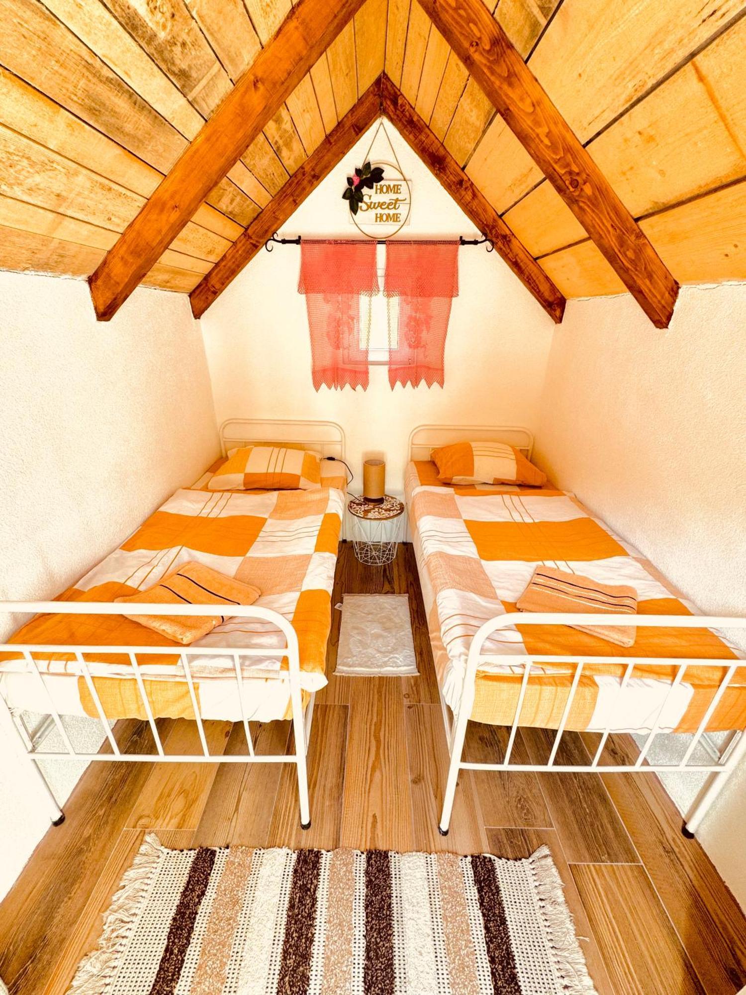 Vikendica,Bungalovi Lipska Pecina Cetinje Ngoại thất bức ảnh